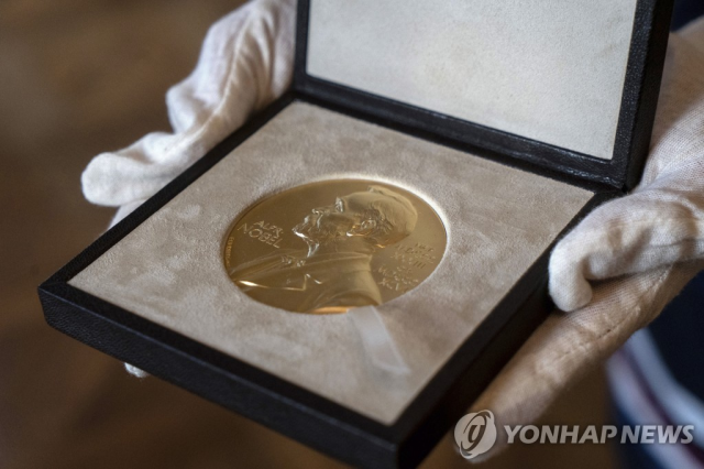 2020년 12월 영국에서 노벨상 메달이 수상자에게 수여되는 모습./AP연합뉴스