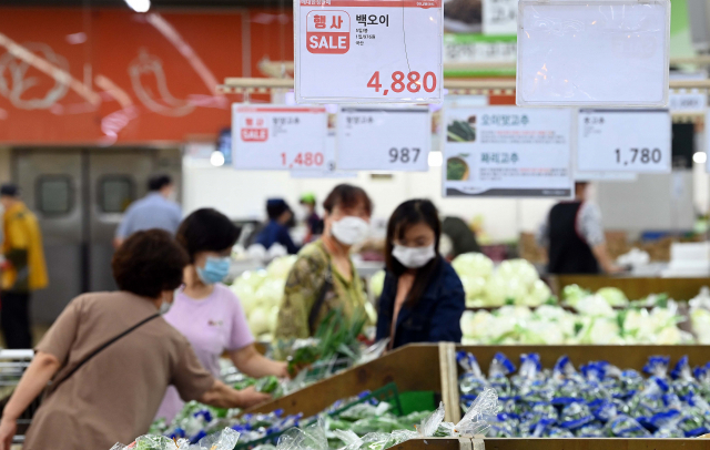 2일 소비자들이 서울의 한 농산물 전문 대형 마트에서 급등한 채소의 가격표를 보고 놀라고 있다./이호재 기자. 2021.09.02