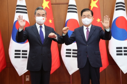 정의용(오른쪽) 외교부장관과 왕이 중국 외교부장. /연합뉴스