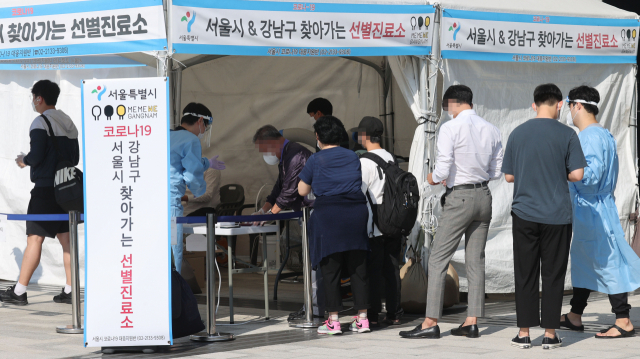 24일 오전 서울 강남구 SRT수서역에 마련된 '찾아가는 선별진료소'에서 시민들이 코로나19 검사를 받기 위해 줄지어 서있다./연합뉴스