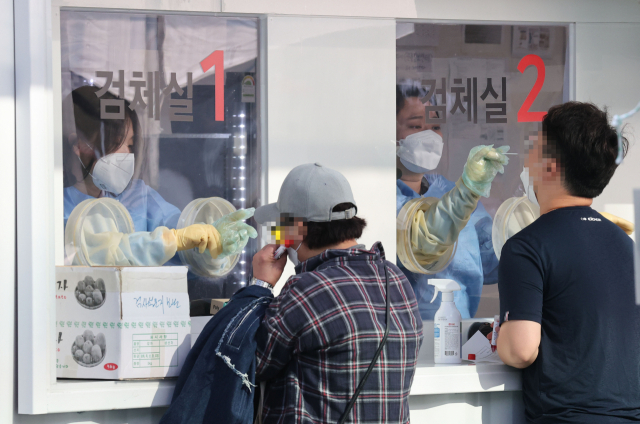 코로나19 임시선별진료소에서 시민들이 코로나19 검사를 받고 있다. /연합뉴스