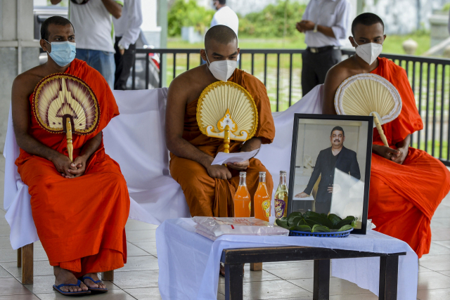 화이트의 장례식에서 승려들이 의식을 치르고 있는 모습/AFP연합뉴스