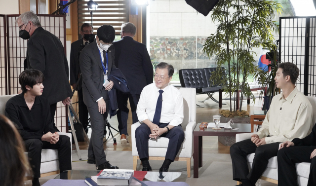 문재인 대통령과 방탄소년단(BTS)이 21일 오후(현지시간) 미국 ABC 방송과 인터뷰에 앞서 환담하고 있다. /연합뉴스