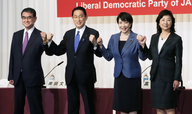 17일 오후 도쿄 자민당 본부에서 열린 당 총재 선거 후보 공동 기자회견에서 4명의 후보가 나란히 서서 주먹을 불끈 쥐고 있다. 왼쪽부터 고노 다로, 기시다 후미오, 다카이치 사나에, 노다 세이코./교토연합뉴스