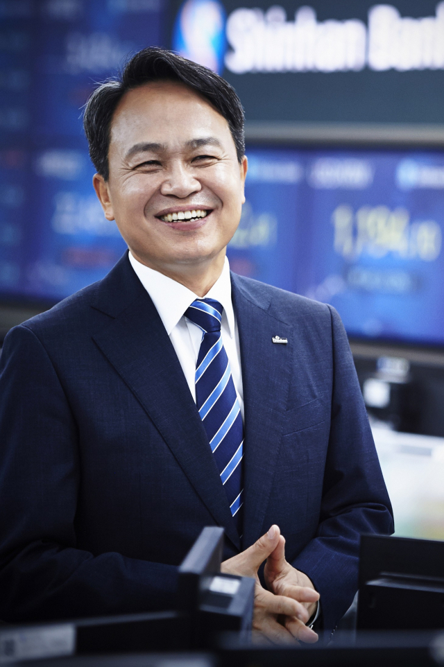 신한은행의 역발상…고령층 위한 점포 만든다