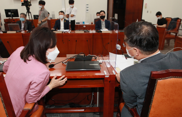전주혜(왼쪽)·최형두 국민의힘 의원이 26일 국회에서 열린 11차 8인 협의체 회의에 앞서 이야기를 나누고 있다. / 권욱 기자