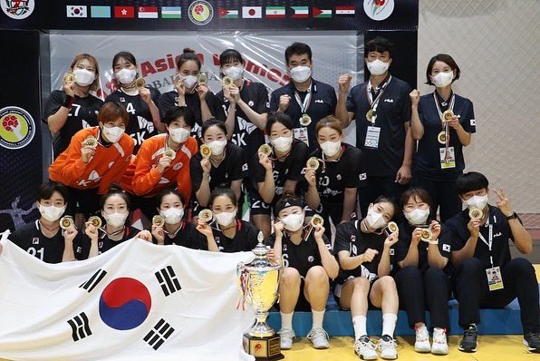 시상식 뒤 메달을 들고 포즈를 취하는 한국 여자 핸드볼 대표팀. /아시아핸드볼연맹 트위터
