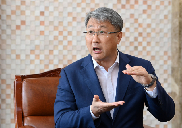 박재현 한국수자원공사 사장이 수열에너지에 대해 설명하고 있다./권욱 기자