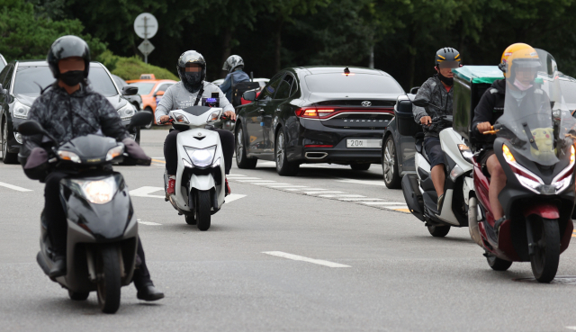 1일 오후 서울 시내에서 배달원들이 오토바이를 타고 이동하고 있다. /연합뉴스