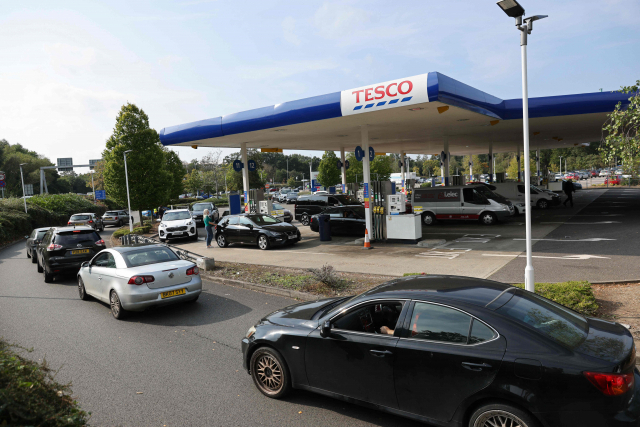 26일(현지시간) 영국에서 석유 패닉바잉 현상이 나타나고 있는 가운데 런던의 한 주유소 앞에 차량이 길게 늘어서 있다./AFP연합뉴스