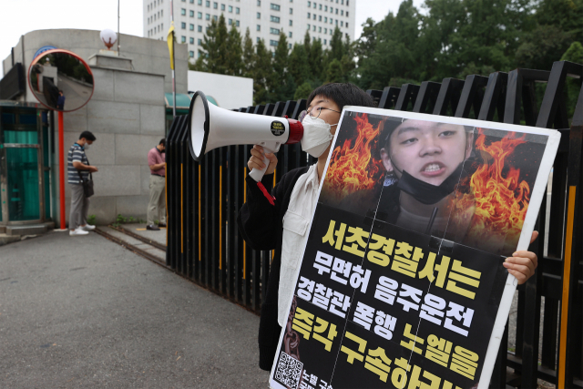 한국대학생진보연합 학생들이 지는 25일 오후 서울 서초경찰서 인근에서 장제원 국민의힘 의원 아들인 래퍼 장용준(노엘)씨에 대한 구속을 촉구하며 피켓팅을 하고 있다. /연합뉴스
