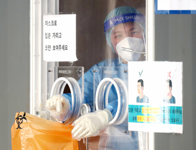 코로나19 임시 선별검사소에서 의료진이 검사를 준비하고 있다. /연합뉴스