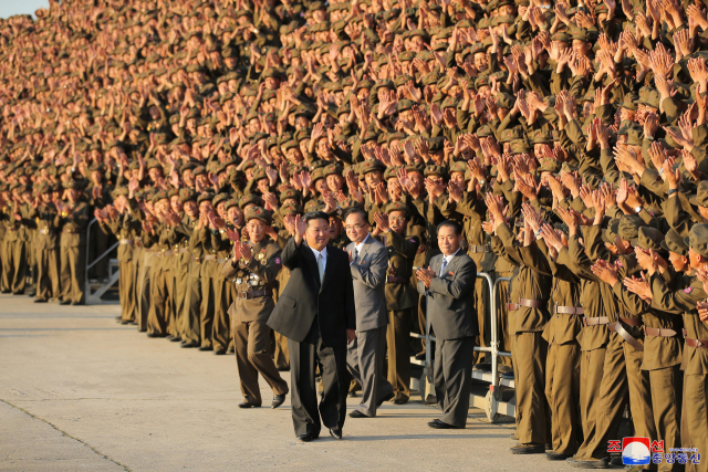 김정은 북한 국무위원장이 북한 정권수립 73주년인 지난달 9일 자정에 열렸던 열병식 참가자들과 기념사진을 촬영하는 모습. /연합뉴스