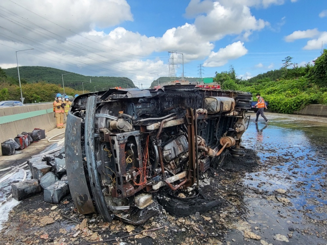 고속도로서 화물차 전복 화재…운전자 사망