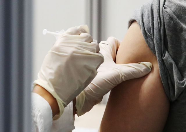 27일 오전 서울 마포구 코로나19 예방접종센터에서 시민들이 백신 접종을 받고 있다./연합뉴스