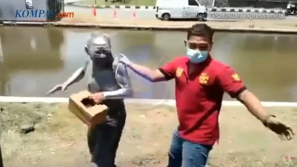 인도네시아 중부 자바 스마랑에서 ‘실버맨’ 구걸을 하다 붙잡힌 퇴직 경찰관. /유튜브 캡처