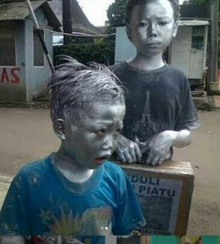인도네시아에서 온몸에 은색 칠을 하고 구걸하는 아동들의 모습. /인스타그램 캡처