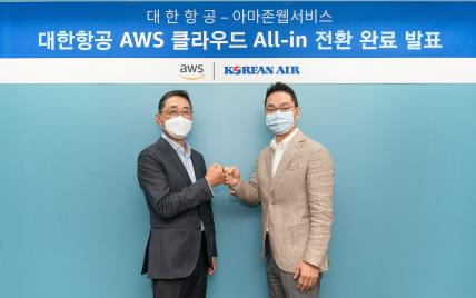 함기호(왼쪽) AWS 코리아 대표와 장성현 대한항공 마케팅·IT부문 부사장이 28일 오전 역삼동 AWS코리아 사무실에서 진행된 '대한항공 AWS 클라우드 전환완료' 미디어 브리핑 기념촬영을 하고 있다./사진 제공=대한항공