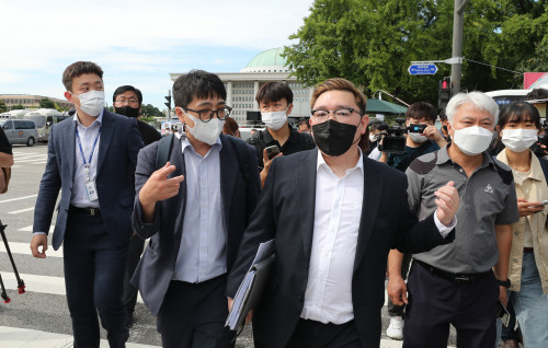 김기홍 전국자영업비상대책위원회 공동 대표가 지난 16일 오후 여의도에서 최근 생활고에 시달리다 세상을 떠난 자영업자들을 추모하고 정부에 영업제한조치 철폐를 촉구하는 합동 분향소를 국회 앞에 설치하려다 무산되자 장소를 이동하고 있다./연합뉴스