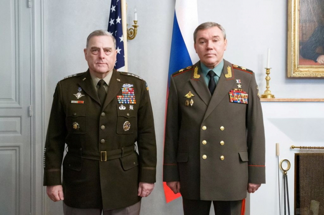 마크 밀리 미 합참의장(왼쪽)과 발레리 게라시모프 러시아군 총참모장이 지난 22일 핀란드 헬싱키에서 회담하기에 앞서 사진 포즈를 취하고 있다. /로이터연합뉴스