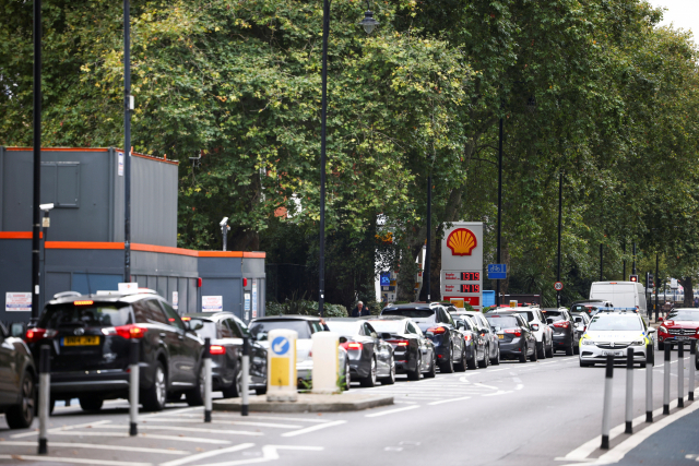 26일(현지 시간) 영국 런던의 한 주유소 앞에 기름을 넣으려는 차들이 줄을 지어 기다리고 있다. /로이터연합뉴스