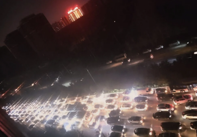 지난 23일(현지 시간) 중국 랴오닝성 선양의 한 도로에 설치된 신호등이 전력난으로 갑자기 꺼져 극심한 교통 체증이 발생한 모습. /웨이보 캡처