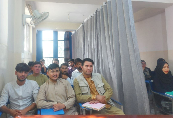 아프간의 한 대학에서 강의실 가운데 커튼을 쳐 남녀학생을 구분하고 있다. / 로이터연합뉴스