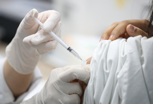 지난 7일 서울 마포구민체육센터에 마련된 코로나19 예방접종센터에서 의료진이 화이자 백신을 접종하고 있다. /연합뉴스