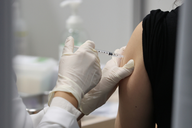 28일 오전 서울 마포구민체육센터에 마련된 코로나19 예방접종센터에서 한 시민이 백신 접종을 하고 있다./연합뉴스
