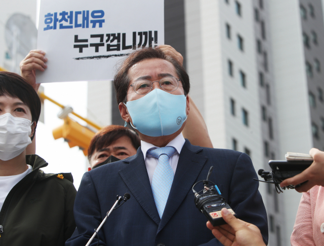 홍준표 '법조 비리 게이트…문대통령, 특검 수용 촉구해야'