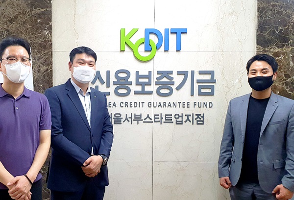 사진= 주식회사 맥클로린 대표(가운데) 및 신용보증기금 서울서부스타트업지점 관계자