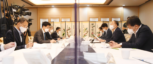 홍남기 '서울 상승세 둔화…편법증여 의심 446명 세무조사 착수'