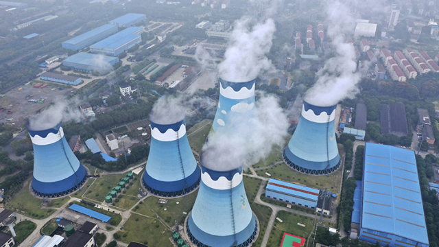 중국 장쑤성 난징의 한 석탄 화력발전소 냉각탑에서 하얀 수증기가 나오고 있다. 중국 전력난이 심화되면서 공장가동을 중단하거나 생산물량을 조절하는 한국 기업들이 늘어나고 있다. /AP연합뉴스