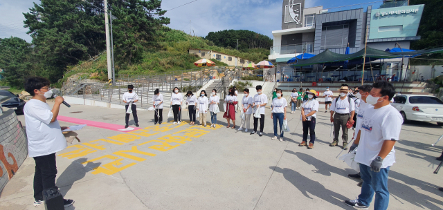 29일 ‘영도 중리해안’ 산해진미 플로깅에 앞서 자원봉사자들이 올바른 분리수거 및 플라스틱 분류에 대한 설명을 듣고 있다. /사진제공=SK지오센트릭