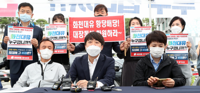 국민의힘 이준석 대표, 김은혜 의원이 29일 경기 성남시 분당구 대장동에서 대장동 개발 의혹에 대한 현지 조사에 나서 현지 주민들과 간담회를 하고 있다. /연합뉴스