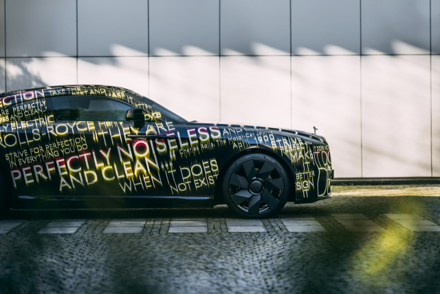 롤스로이스가 29일 영국 굿우드 본사에서 공개한 브랜드 최초의 순수 전기 자동차 ‘스펙터’(Spectre)./사진 제공=롤스로이스