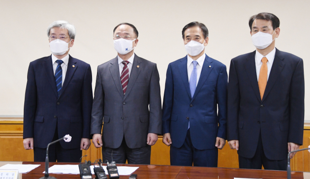 고승범(왼쪽부터) 금융위원장과 홍남기 부총리, 이주열 한은 총재, 정은보 금감원장이 30일 서울 은행회관에서 열린 거시경제금융회의에 앞서 기념사진을 촬영하고 있다. /사진제공=기획재정부