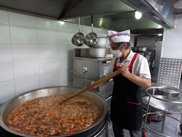 김하종 신부가 경기도 성남시 중원구에 있는 건물 지하 조리실에서 노숙자와 독거노인들에게 제공할 새우국을 준비하고 있다.