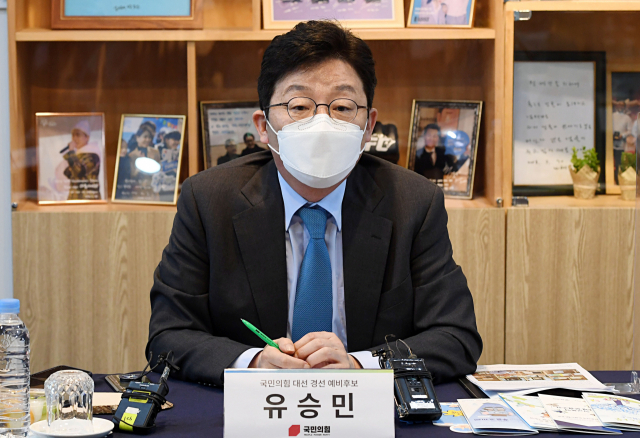 유승민 전 의원이 지난 14일 서울 서초구 푸른나무재단을 방문해 청소년 폭력관 관련된 정책방안을 논의하고 있다. /연합뉴스