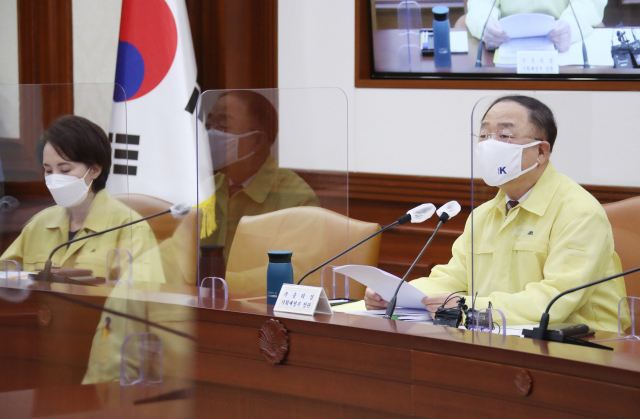 홍남기 경제부총리 겸 기재부 장관이 30일 정부서울청사에서 열린 제46차 비상경제 중앙대책본부 회의를 주재하며 발언하고 있다./연합뉴스