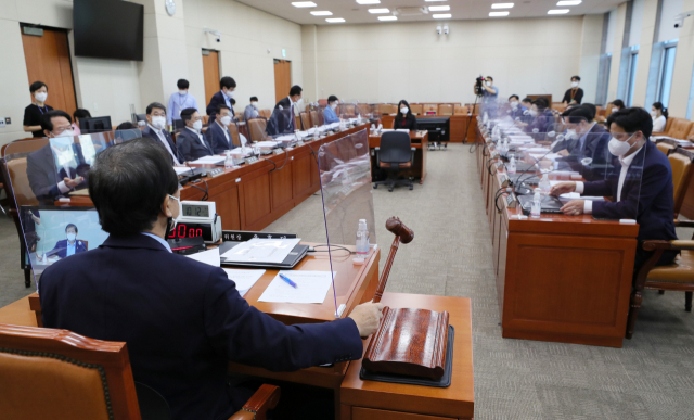 윤후덕 국회 기획재정위원장이 15일 국회에서 열린 기획재정위원회 전체회의를 주재하고 있다. /연합뉴스