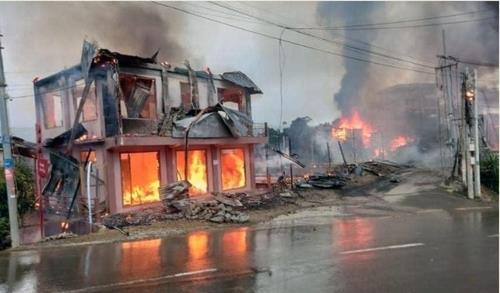 미얀마군의 포격으로 불에 탄 딴뜰랑 가옥들의 모습. /SNS 캡처