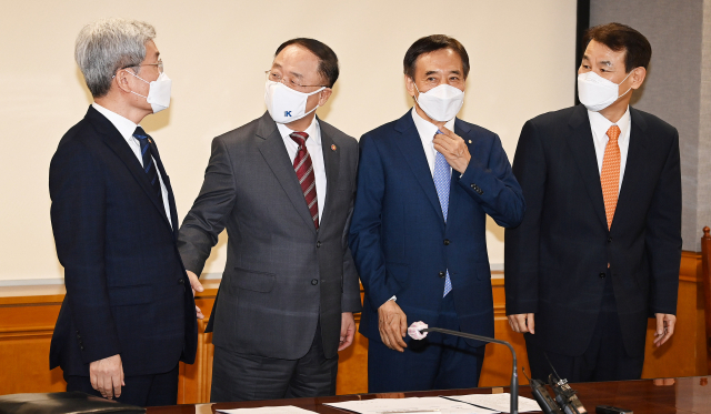 30일 서울 중구 은행회관에서 열린 '거시경제금융회의'에서 참석자들이 기념촬영을 하고 있다. 왼쪽부터 고승범 금융위원회 위원장, 홍남기 경제부총리 겸 기획재정부 장관, 이주열 한국은행 총재, 정은보 금융감독원 원장. /연합뉴스