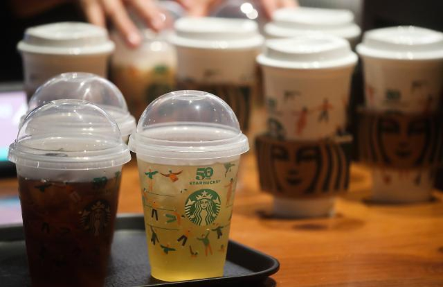 지난 28일 오후 서울 시내 한 스타벅스 매장에서 직원들이 다회용 컵에 음료를 담아 고객에게 제공하고 있다./연합뉴스