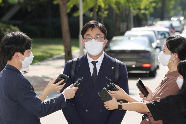 국민의힘 대권주자인 윤석열 전 검찰총장 측 변호인 최지우 변호사가 30일 오후 정부과천청사 공수처에서 2차 고발인 조사를 받기 전 취재진의 질문에 답하고 있다. /연합뉴스