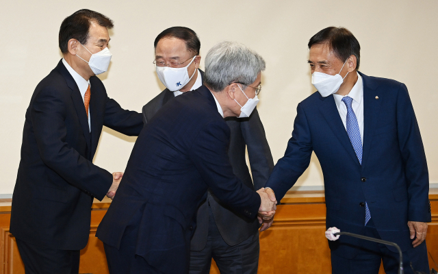 30일 서울 중구 전국은행연합회에서 열린 '거시경제금융회의'에 참석한 홍남기(왼쪽 두 번째) 부총리 겸 기획재정부 장관이 참석자들과 인사를 나누고 있다. 정은보(왼쪽부터) 금융감독원 원장, 홍 부총리, 고승범 금융위원장, 이주열 한국은행 총재. /오승현 기자