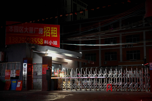 지난 30일 중국 광둥성 둥관시의 한 공장이 전력 공급 중단으로 불이 꺼진채 폐쇄돼 있다. /AFP연합뉴스