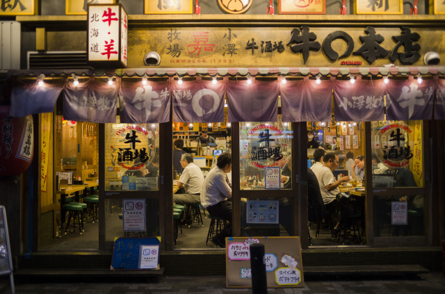 30일 도쿄의 한 식당에서 사람들이 음식을 먹고 있다./AP연합뉴스