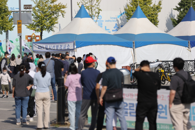 1일 오전 서울 송파구 올림픽공원 앞에 설치된 임시선별검사소에서 시민들이 코로나19 검사를 받기 위해 줄을 서있다./연합뉴스