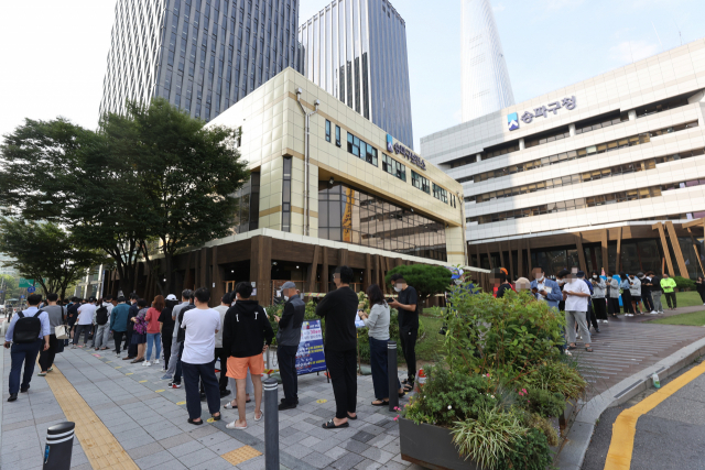 1일 오전 서울 송파구보건소 선별진료소 앞에서 시민들이 코로나19 검사를 받기 위해 대기하고 있다./연합뉴스